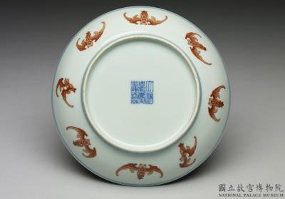 图片[3]-Dish with underglaze blue decoration and bats in overglaze red, Qing dynasty, Jiaqing reign (1796-1820)-China Archive